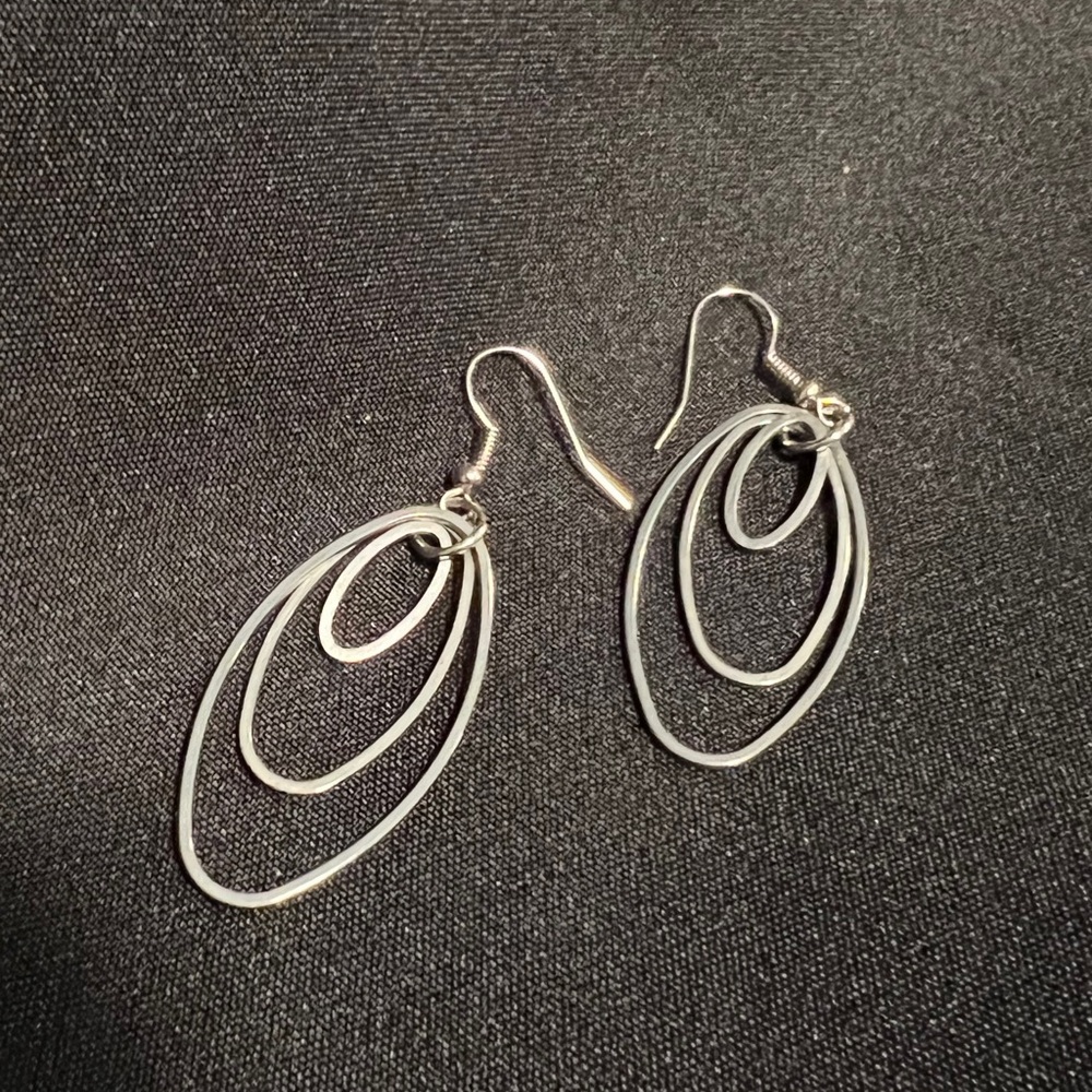Silver earring with ovals